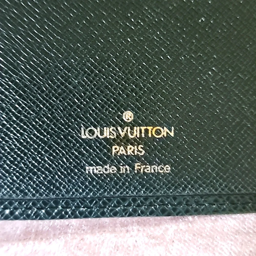 Authentic Green Louis Vuitton Taiga Wallet - Picture 4 of 10